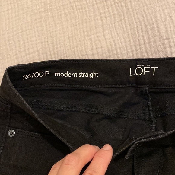 Ann Taylor Loft Loft black modern straight jeans.              Size 24 - Picture 6 of 10
